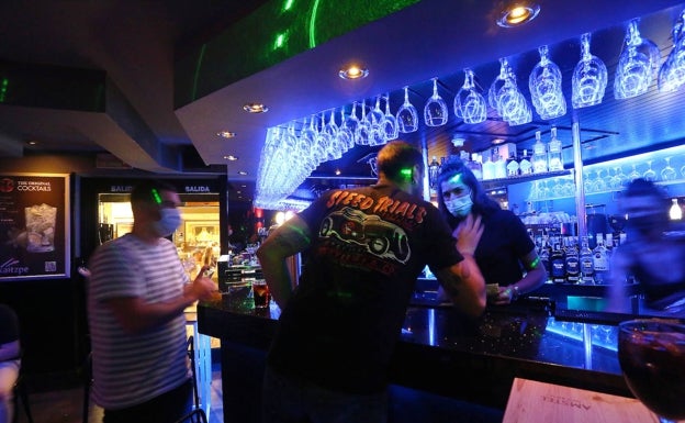 Euskadi decide hoy si reduce el horario de bares a la 1.00 y aforos