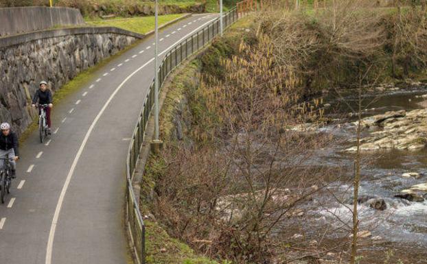 A pedaladas por las vías del 'trenico'