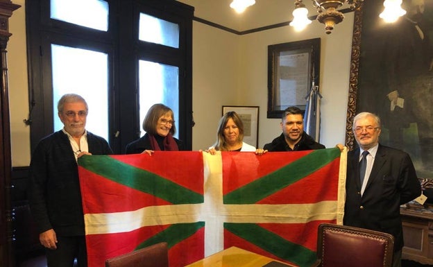 La ikurriña que ondea en Buenos Aires desde hace 100 años