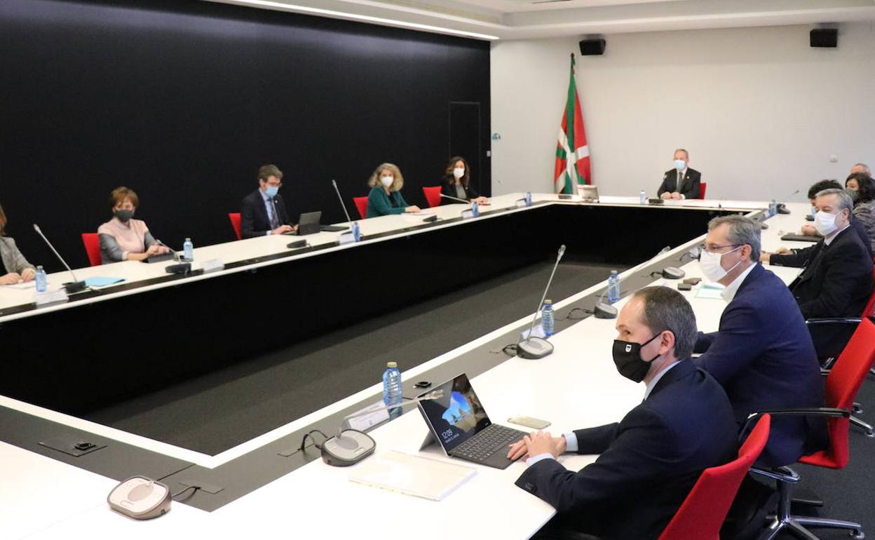 Gobierno Vasco y diputaciones acuerdan renovar la Ley de Aportaciones tras diez años de bloqueo