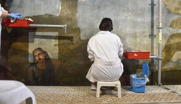 Tolosa continúa la restauración de las pinturas murales de Azcue