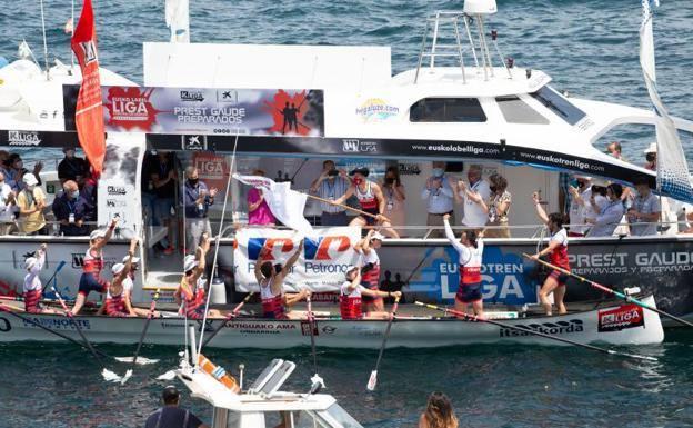 Ondarroa hace historia con ayuda del viento