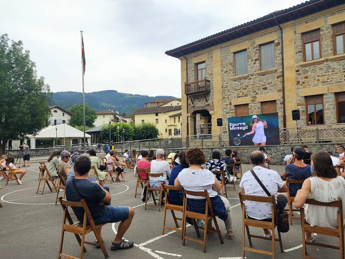 Idiazabal anima a Ane Mintegi en la final de Wimbledon Junior