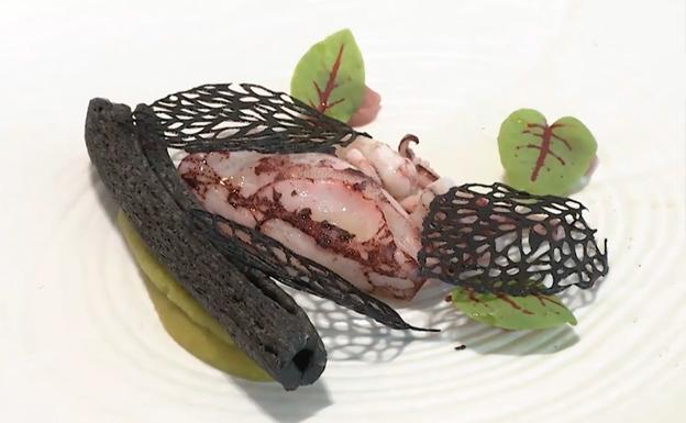 Receta de chipirón asado con pimiento y cebolla y leño de hojaldre de Pedro Subijana