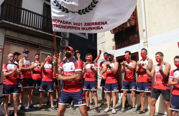 Alegría total por la consecución de la primera bandera en la Liga de remo