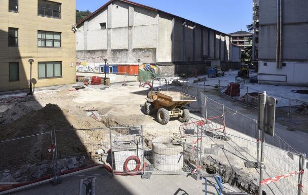 El paso entre el ambulatorio y la Alhóndiga, cerrado hasta finalizar la reurbanización