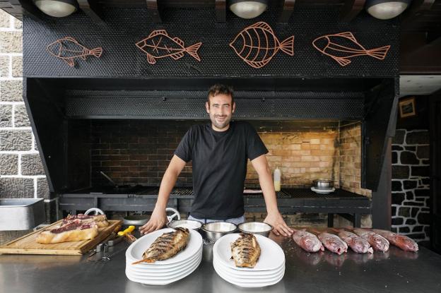 Bodegón Asador Joxe Mari, asando besugos desde 1957