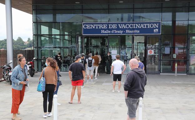 Cientos de guipuzcoanos vuelven a cruzar la muga para recibir el segundo pinchazo