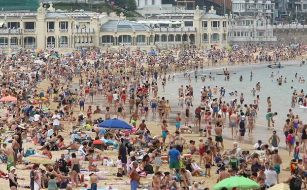 Playas a rebosar para combatir el calor