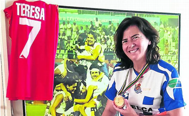 Teresa Motos, from txuri-urdin and with the gold medal won in Barcelona.