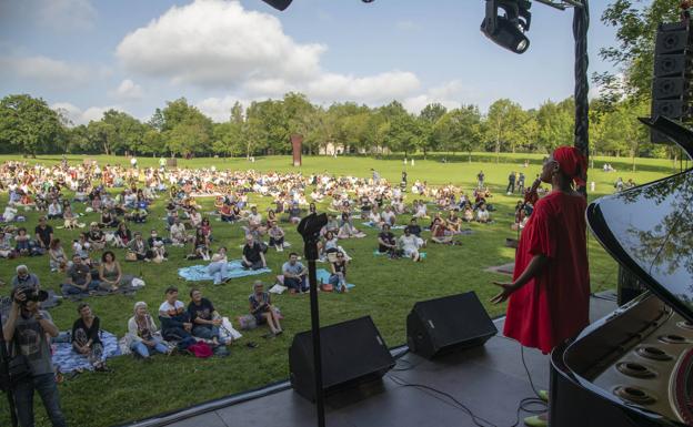 El esplendor de Cécile McLorin en la hierba