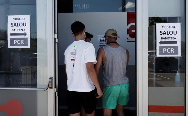 Los positivos por los brotes de viajes de fin de curso se acercan al millar