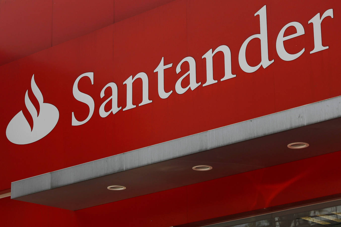 El Banco Santander, condenado a devolver 338.137 euros a una vecina de Donostia
