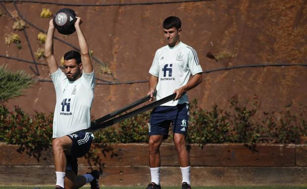 Mikel Merino, Mikel Oyarzabal y Martin Zubimendi debutan mañana ante Egipto