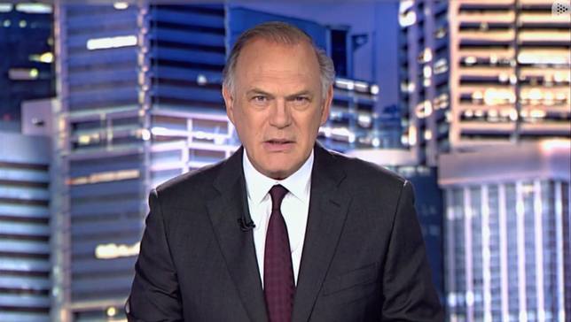 Pedro Piqueras, incapaz de aguantar la risa por la «fumigación» del metro de Bilbao