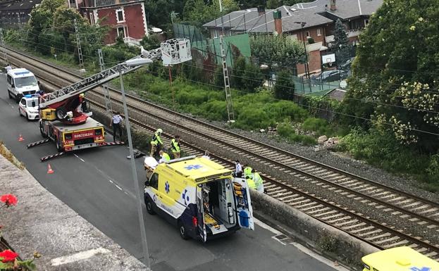 Herido al caer con su patinete eléctrico a las vías del tren en Donostia