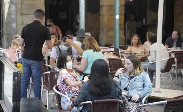 La quinta ola sigue en máximos con 1.769 contagios, tres de cada cinco en menores de 30 años