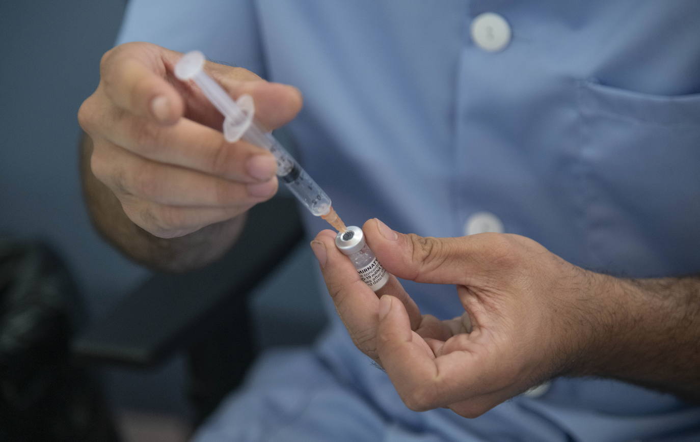 Euskadi recibirá 170.000 dosis de Moderna en agosto, el triple de la remesa actual