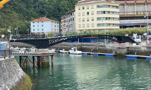 El puente de la playa ha quedado instalado en la ría