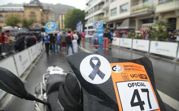 Crespones negros en memoria del fotógrafo Iñaki Lopetegi