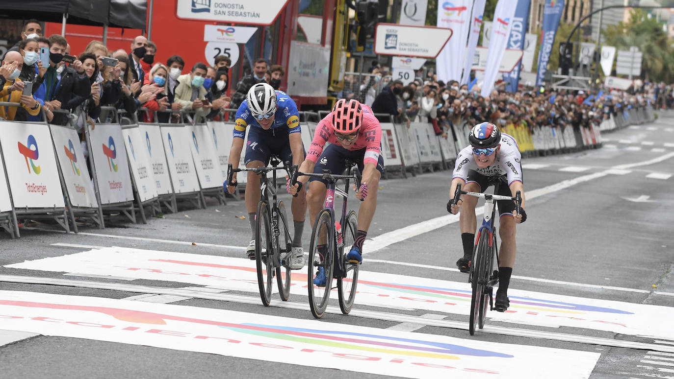 Neilson Powless (EF) saca las pinturas de guerra