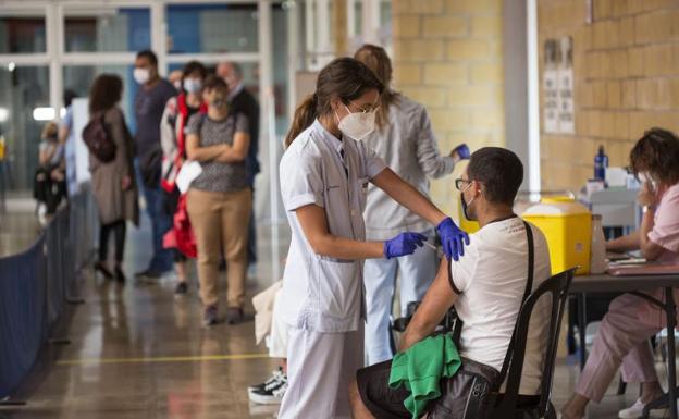 Osakidetza esperará a septiembre para repescar a los no vacunados