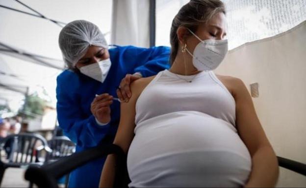 Ocho mujeres embarazadas permanecen hospitalizadas en planta y dos en las UCI vascas