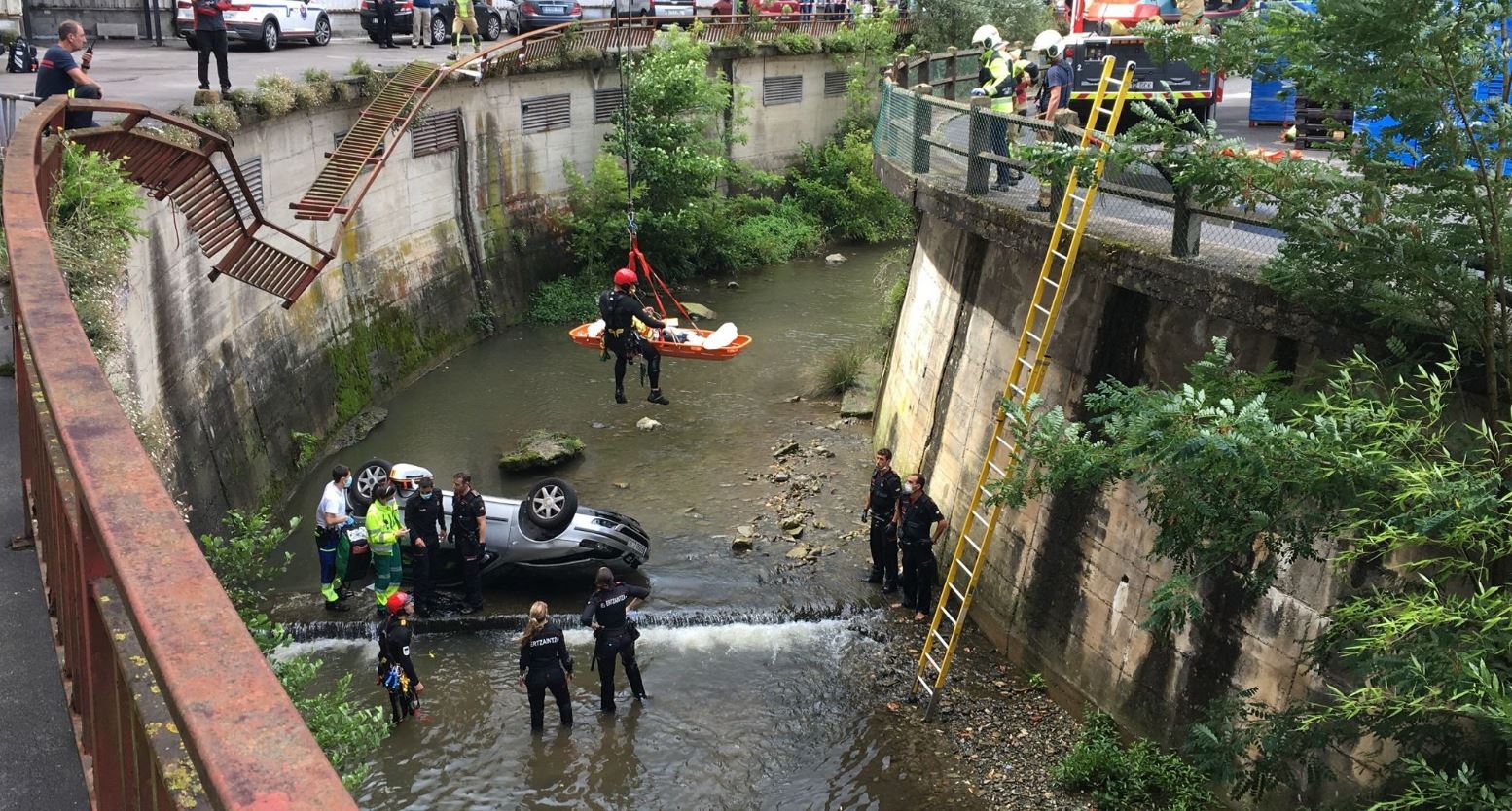 Un hombre de 89 años fallece en Oiartzun tras precipitarse al río el vehículo que conducía