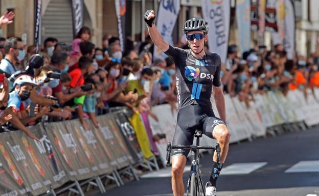 Romain Bardet gana tres años y medio después con Mikel Landa tercero