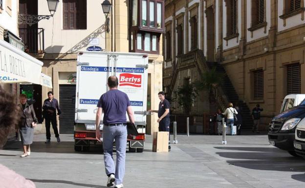 Movilidad analizará la carga y descarga en la Parte Vieja para ordenar y mejorar la actividad