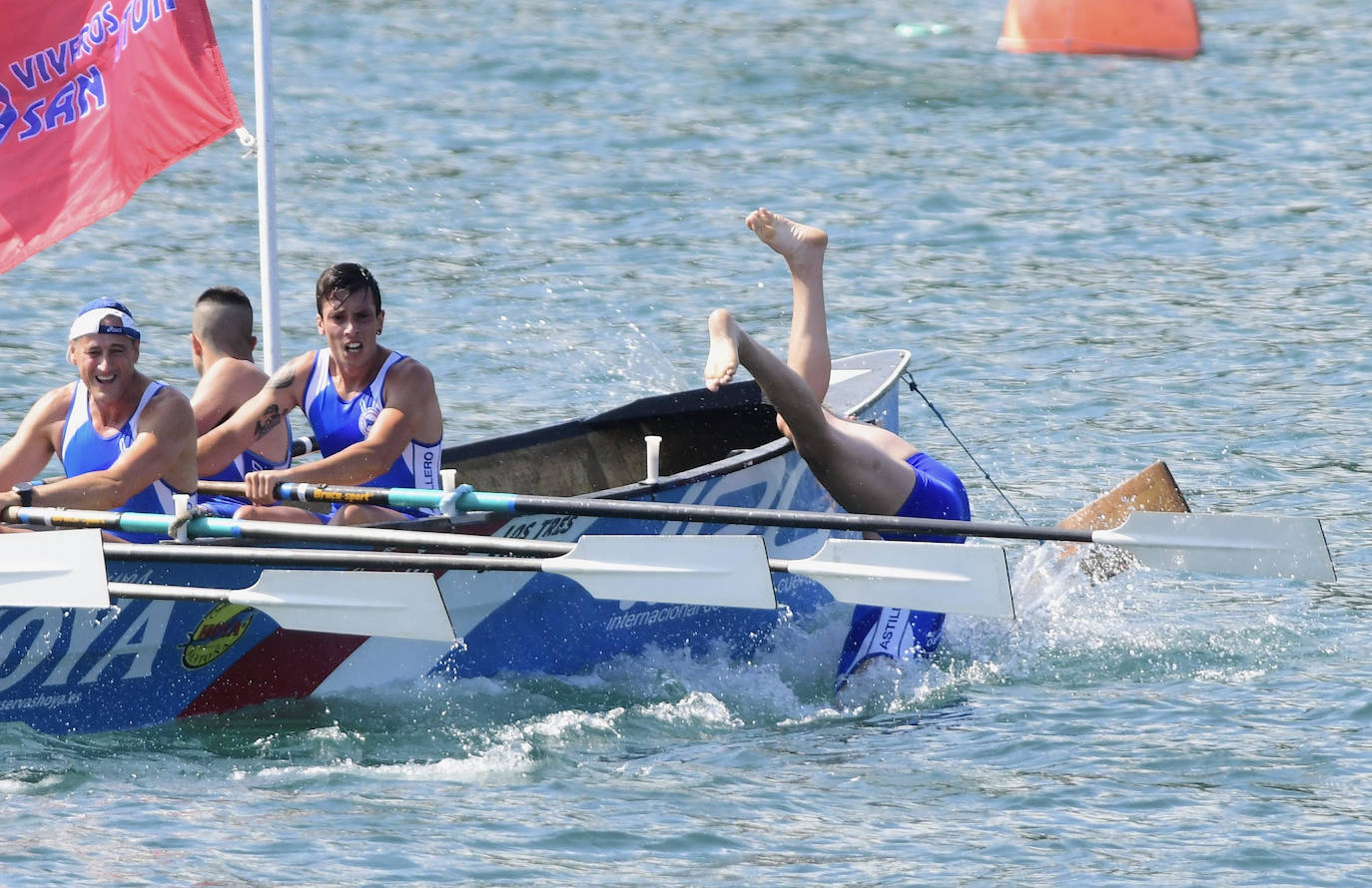 El proel de Astillero, al agua en plena regata