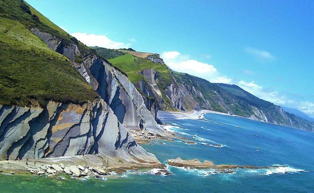 Rescatan a dos personas atrapadas en el flysch de Zumaia