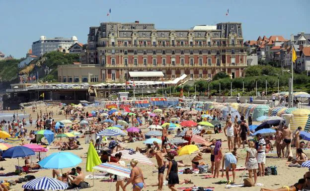 Las playas de Biarritz, San Juan de Luz y Bidart vuelven a permitir el baño tras la aparición de un alga tóxica