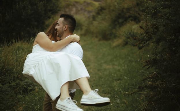 Una preboda idílica con zapatillas deportivas y vestido 'low cost'