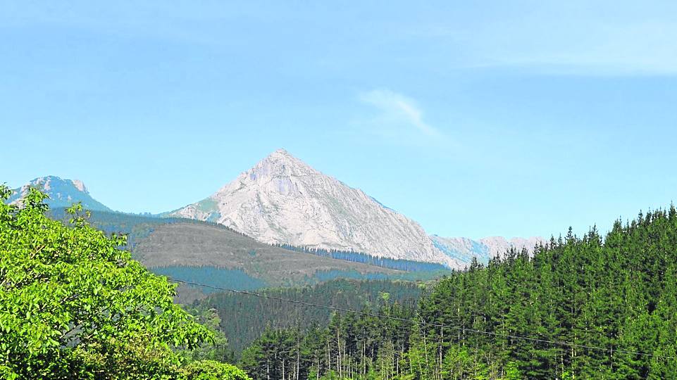 Udala, entre impenetrables encinares bajo Udalatx