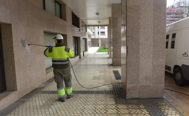 Los servicios de limpieza han eliminado más de mil grafitis de las calles en lo que va de año