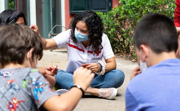 Cruz Roja reivindica la labor de los 150 jóvenes voluntarios de Gipuzkoa que han ayudado a 1.800 niños