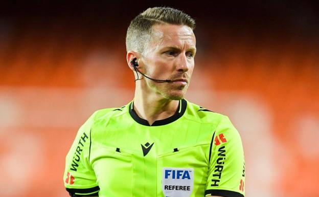 Hernández Hernández en el campo y González González en el VAR para el debut en el Camp Nou