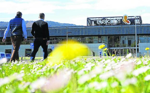 La venta de la TV de Euskaltel afecta a siete trabajadores que serán subrogados con mejoras