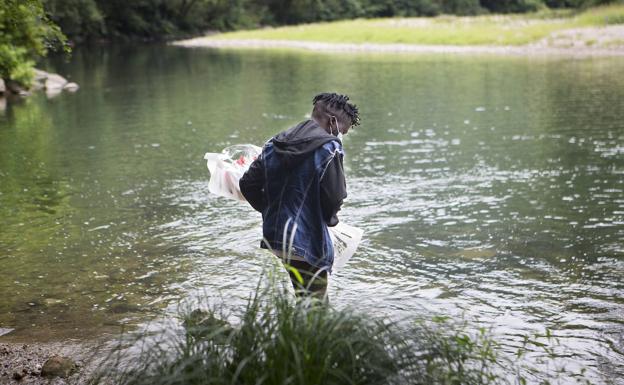 Abdoulaye, el joven ahogado en el Bidasoa, recibe el último adiós de su tío