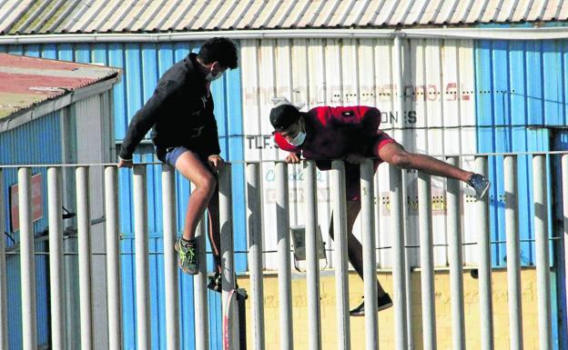 La Fiscalía investiga la entrega de menores a Marruecos y Podemos ataca a Marlaska