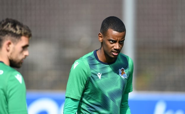 Alexander Isak no entrena y es duda para medirse al Rayo Vallecano