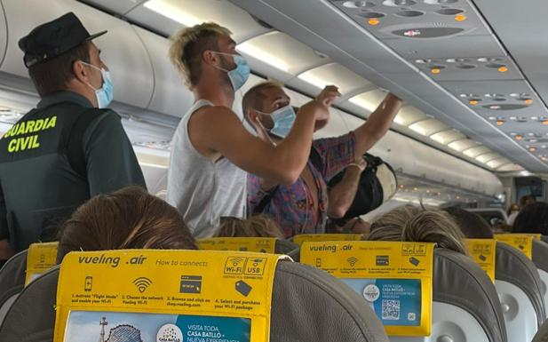 «Cuando les sacaron del avión, los pasajeros aplaudieron»