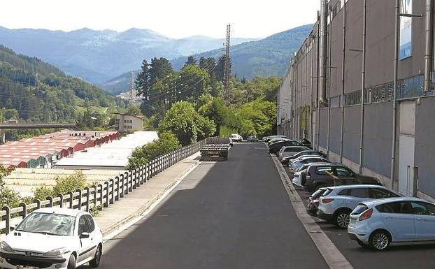 Fallece un trabajador en Urretxu al quedar atrapado bajo una carretilla elevadora