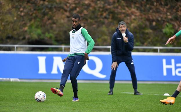 Isak vuelve con el grupo, pero sigue entre algodones