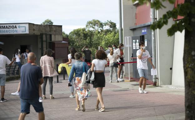 La demora en la vacunación de los veinteañeros hace que Euskadi acumule ya 80.000 citas libres
