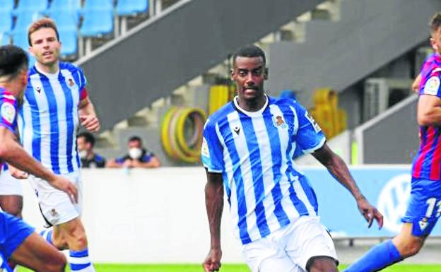 Las pruebas médicas a Alexander Isak no detectan ninguna lesión en su rodilla