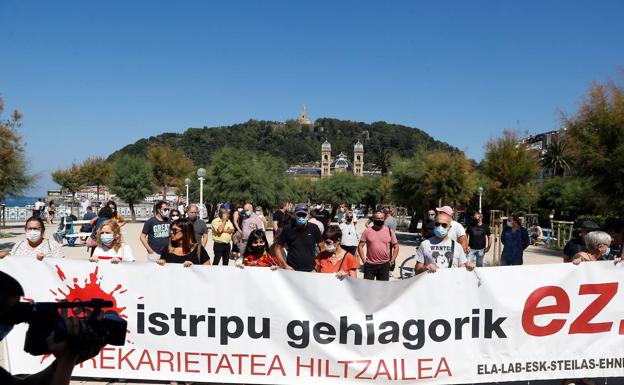 ELA, LAB, EHNE, ESK, Steilas e Hiru se concentran en Donostia contra la siniestralidad laboral