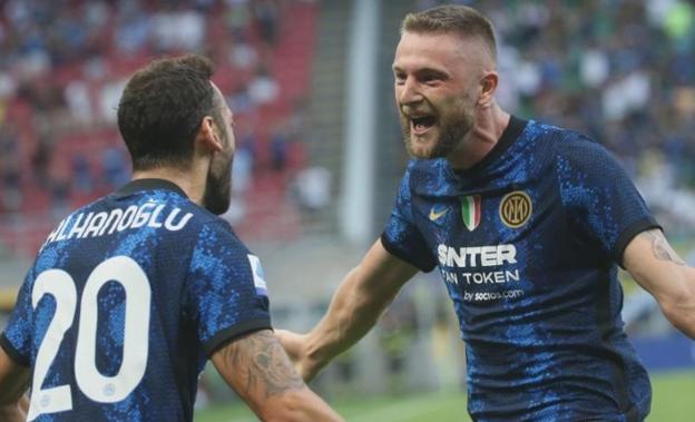 El Inter arrasa en su debut en el Calcio tras ganar al Genoa (4-0)