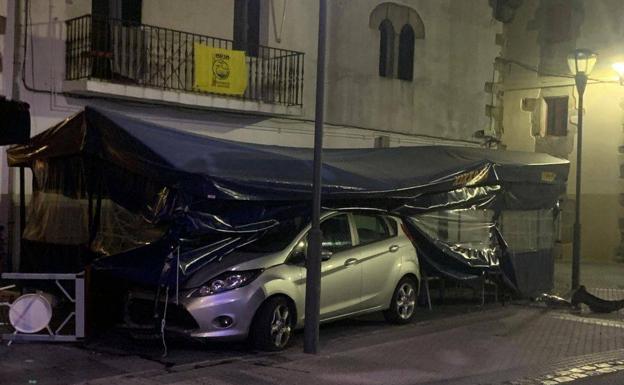 Pierde el control del coche y acaba empotrado en la terraza del Asador Xixario de Orio